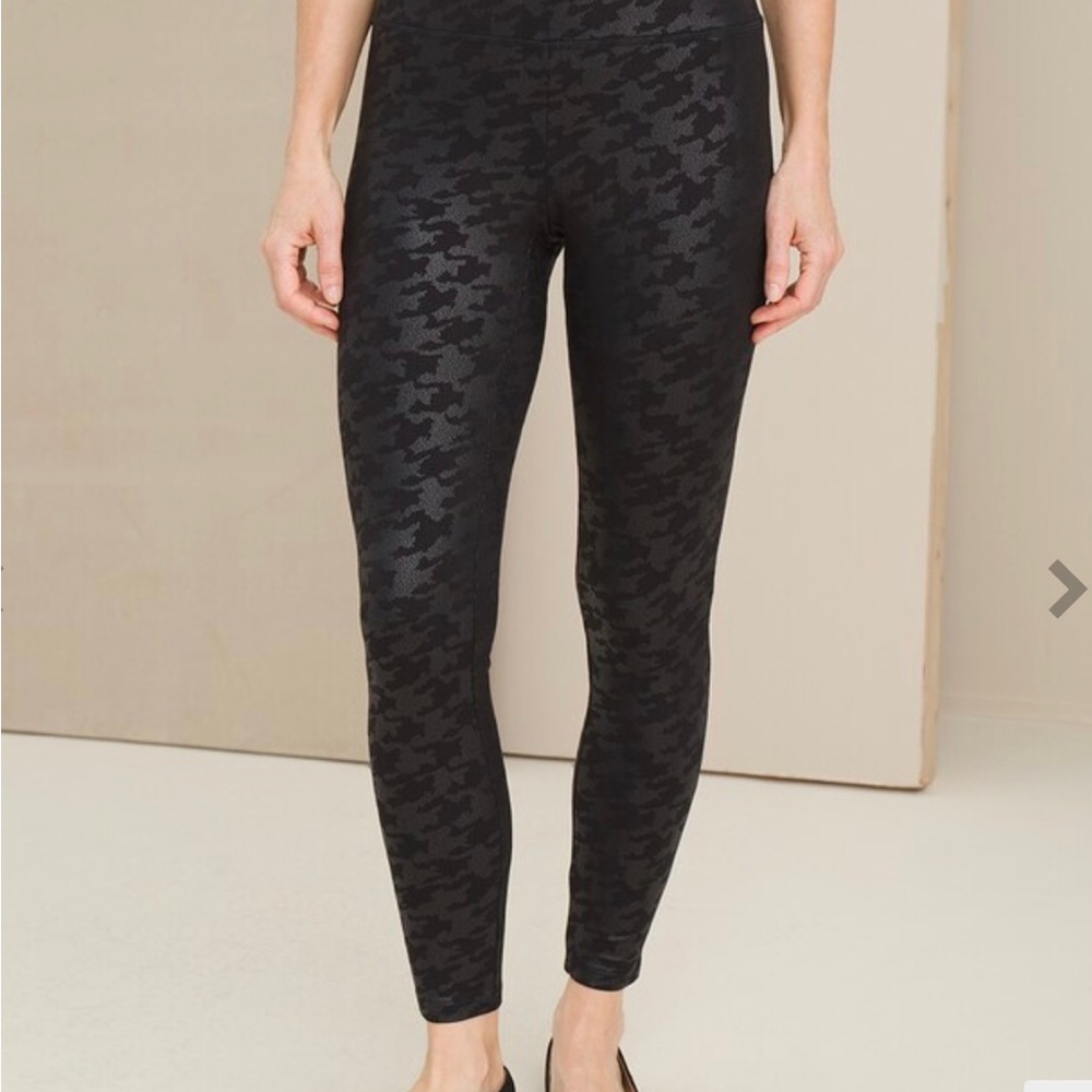 Like New! Chico’s Black Houndstooth Metallic Leggings. Chico’s Size 1.